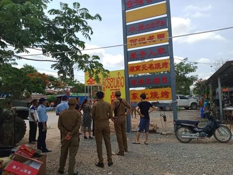 Lào tháo dỡ biển quảng cáo dùng tiếng nước ngoài sai quy cách