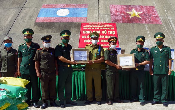 Trao quà hỗ trợ lực lượng vũ trang và nhân dân nước bạn Lào
