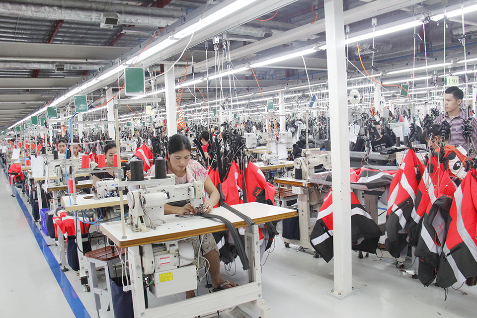 Ngành may mặc chịu thiệt hại khi Lào không còn là nước kém phát triển