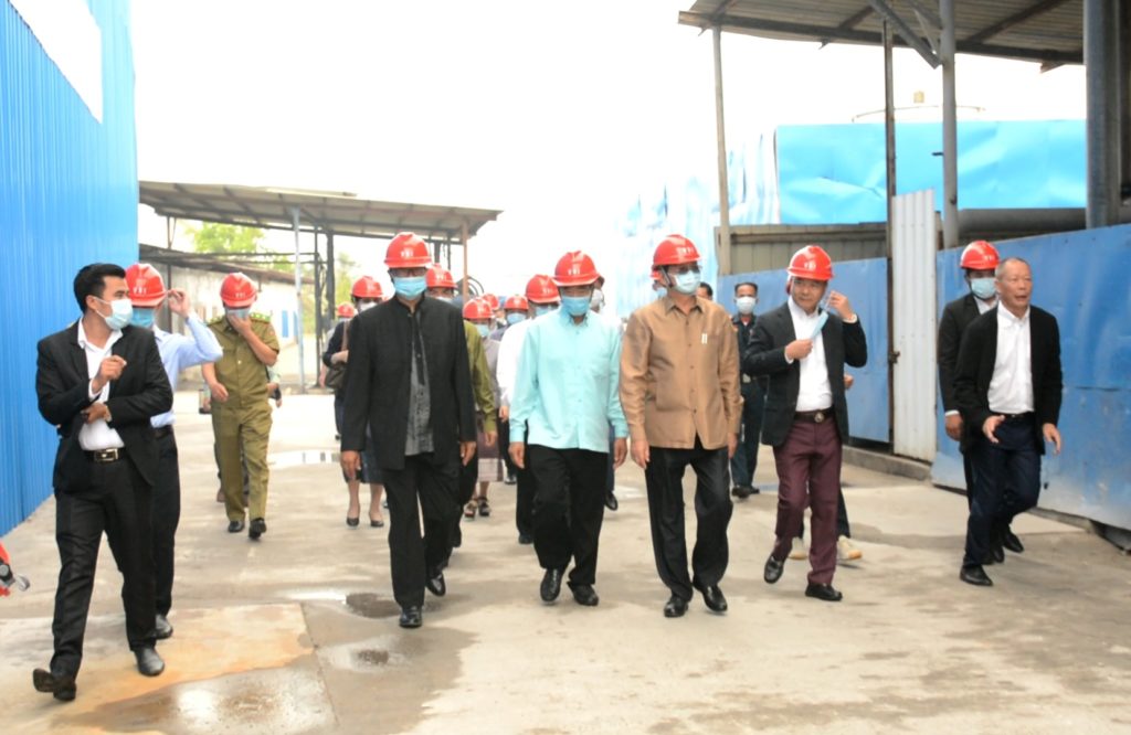Thủ tướng Lào thăm công ty thép tại Vientiane