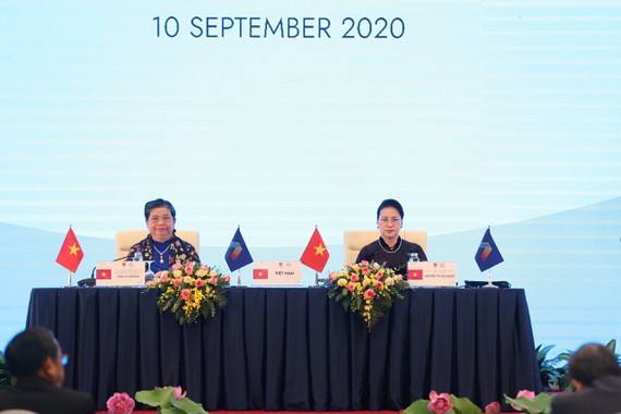 Trao tặng Giải thưởng cống hiến xuất sắc AIPA cho Chủ tịch Quốc hội Lào và Phó Chủ tịch Thường trực Quốc hội Việt Nam