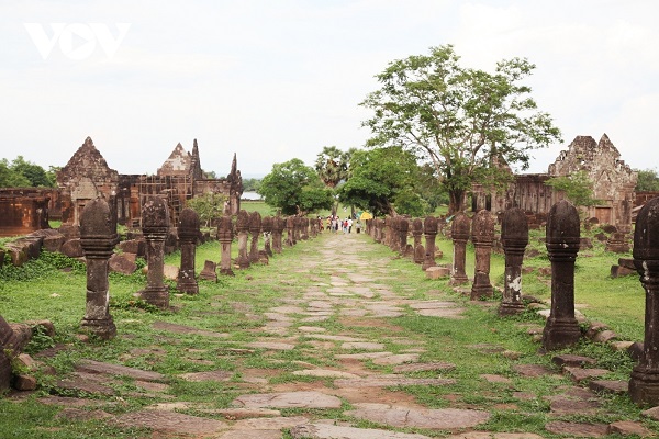06-10_hai_hang_linga_tren_duong_vao_khu_den_tho_da_wat_phou.jpg
