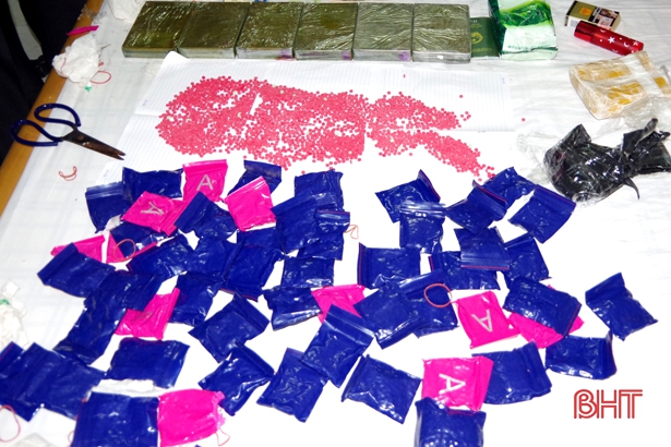 Bắt đối tượng vận chuyển thuê 6 bánh heroin, 1kg ketamin và 12.000 viên ma túy tổng hợp từ Lào về Hà Tĩnh