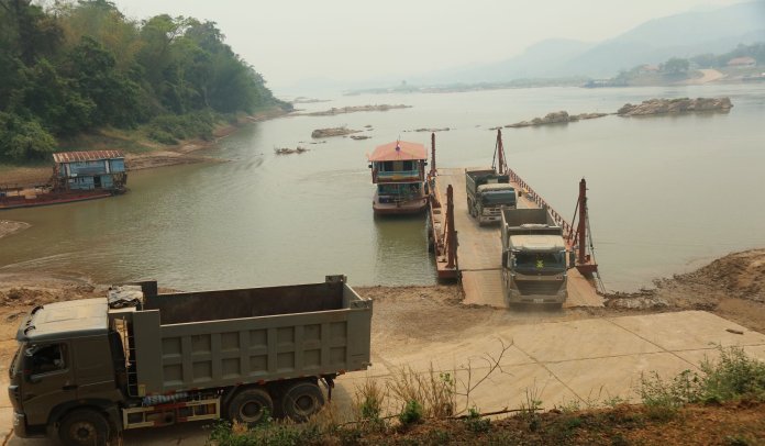 Lào cho phép mở lại một số cửa khẩu phụ để lưu thông hàng hóa