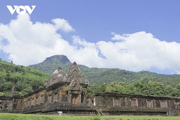 6-10_di_san_vhtg_den_tho_wat_phou.jpg