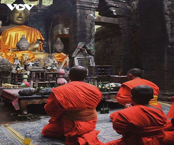 6-10_ngoi_den_thieng_cao_nhat_cua_wat_phou_duoc_nguoi_lao_tho_phat.jpg