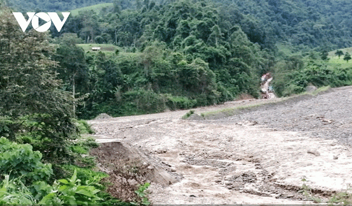 Cảnh báo sạt lở, ách tắc đường đi các tỉnh phía Bắc Lào