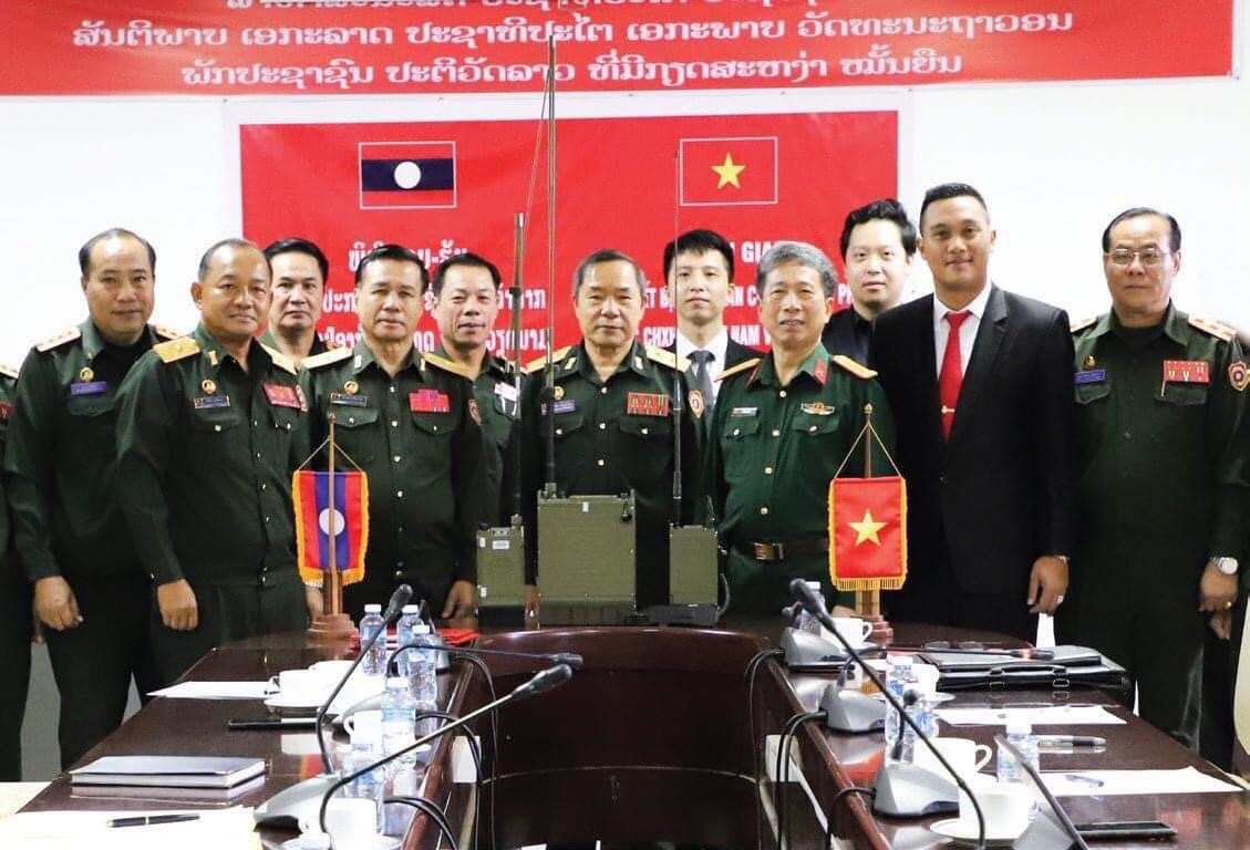Việt Nam trao tặng thiết bị kỹ thuật thông tin cho Bộ Quốc phòng Lào