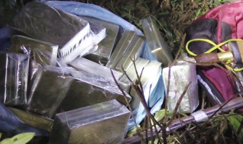 Nhóm đối tượng bỏ chạy thoát thân, vứt lại 30 bánh heroin ở biên giới Việt – Lào
