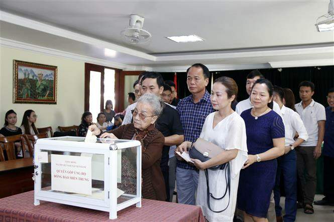 Nghĩa tình người Việt tại Lào với đồng bào miền Trung