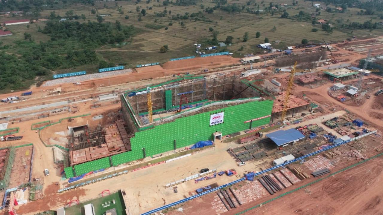Nhà ga lớn nhất tuyến đường sắt Lào Trung thực hiện lễ cất nóc