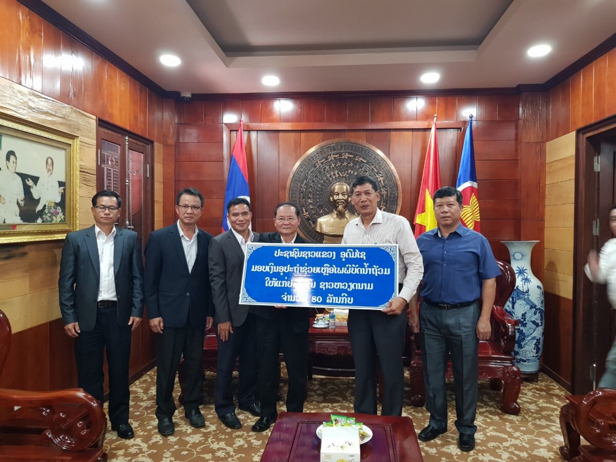 Tỉnh Udomxay (Lào) trao tiền ủng hộ đồng bào vùng lũ miền Trung