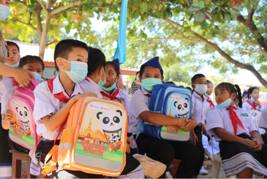 Quỹ từ thiện Trung Quốc trao 50.000 suất quà tặng cho học sinh tiểu học trên toàn nước Lào