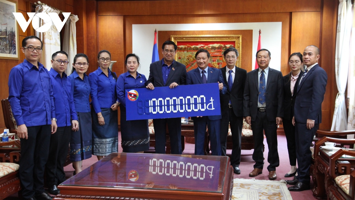 Đoàn Thanh niên Nhân dân Cách mạng Lào ủng hộ đồng bào miền Trung