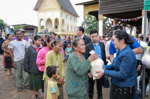 Chủ tịch Quốc hội Lào thăm hỏi và tặng quà người dân vùng lũ tại tỉnh Savannakhet.