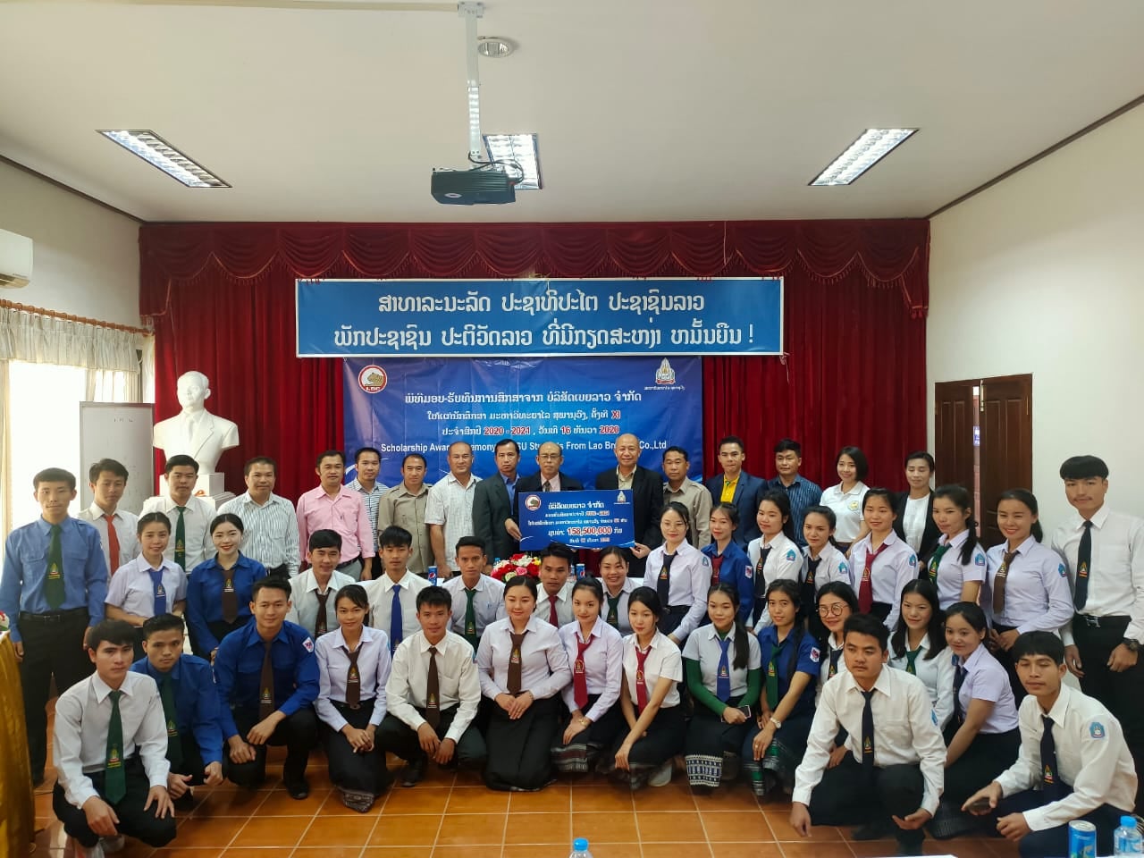 Công ty Bia Lào tặng học bổng cho 330 sinh viên
