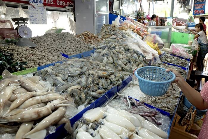 Lào tạm thời cấm nhập khẩu hải sản từ Thái Lan