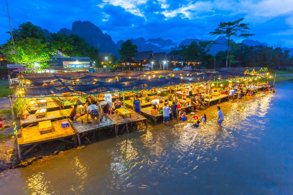 Chính quyền Vang Vieng lo ngại thái độ phòng dịch của du khách
