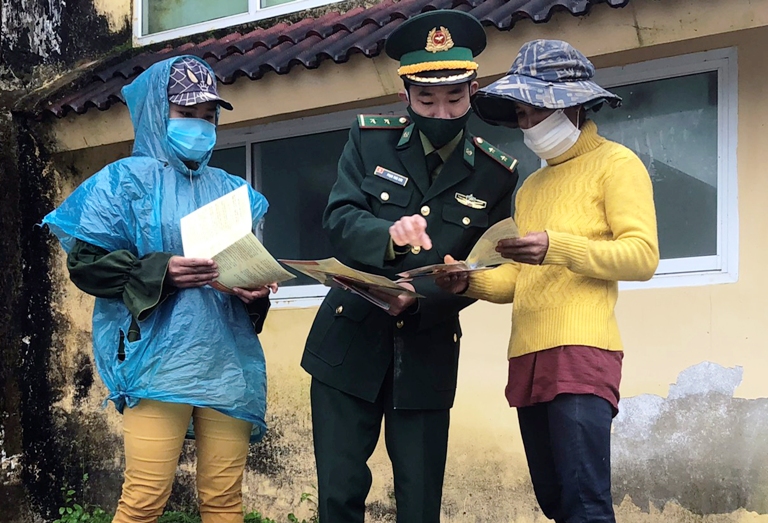 Tặng 200 suất quà cho dân bản ở biên giới nước Việt - Lào -0