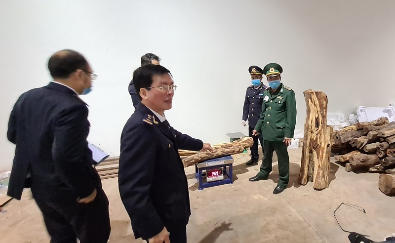 Diễn biến mới vụ bắt hơn 3 tấn pháo và gỗ quý từ Lào về Việt Nam