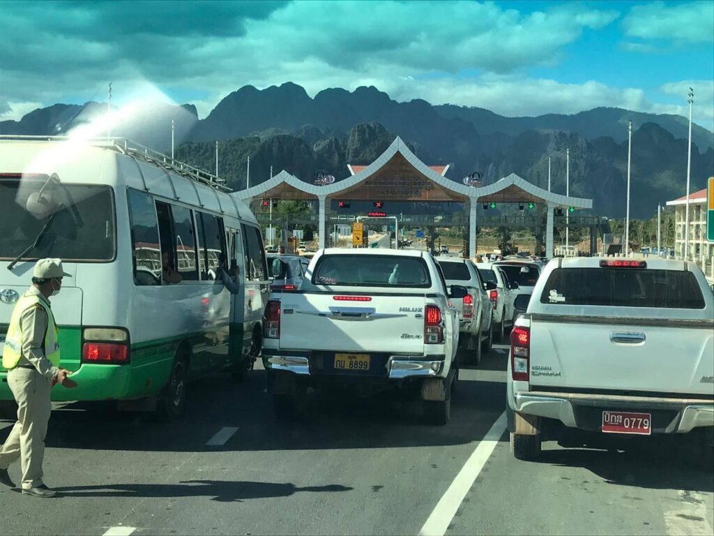 Tài xế phàn nàn vì xe bán tải đi một chiều cao tốc Vientiane-Vang Vieng hơn 100.000 Kip