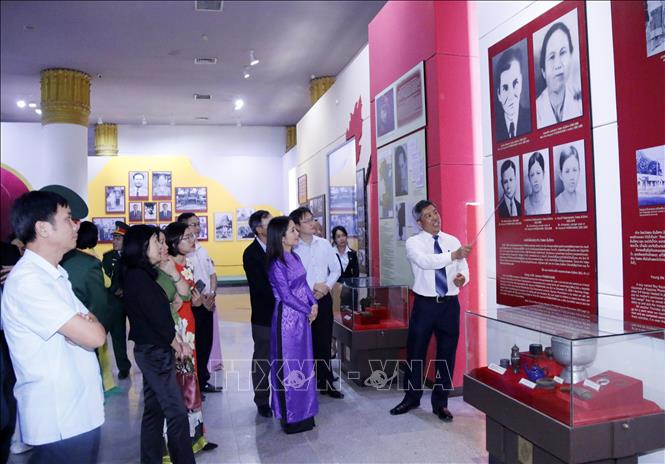 Dâng hoa kỷ niệm 100 năm ngày sinh Chủ tịch Lào Kaysone Phomvihane