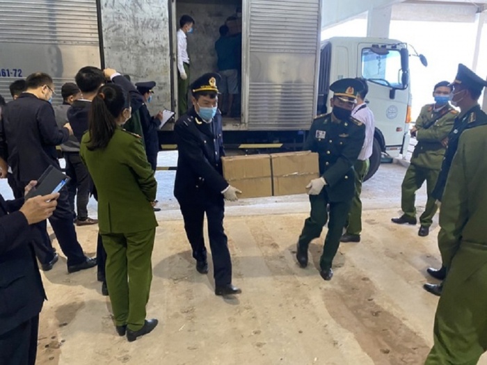 Phát hiện 1 tấn pháo, hơn 2 tấn gỗ nhập lậu cất giấu tinh vi trên ô tô