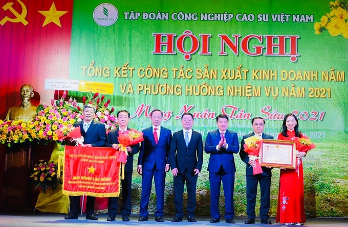 Công ty TNHH Cao su Việt Lào đón nhận danh hiệu Anh hùng Lao động