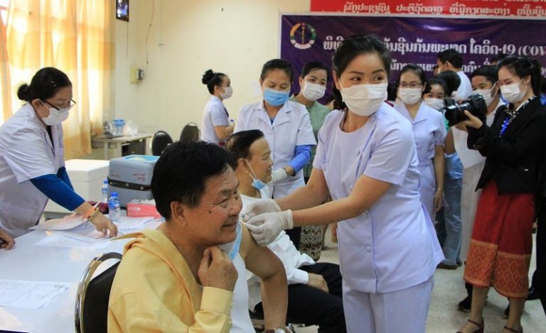 Lào tiến hành tiêm vaccine Covid-19 của Trung Quốc