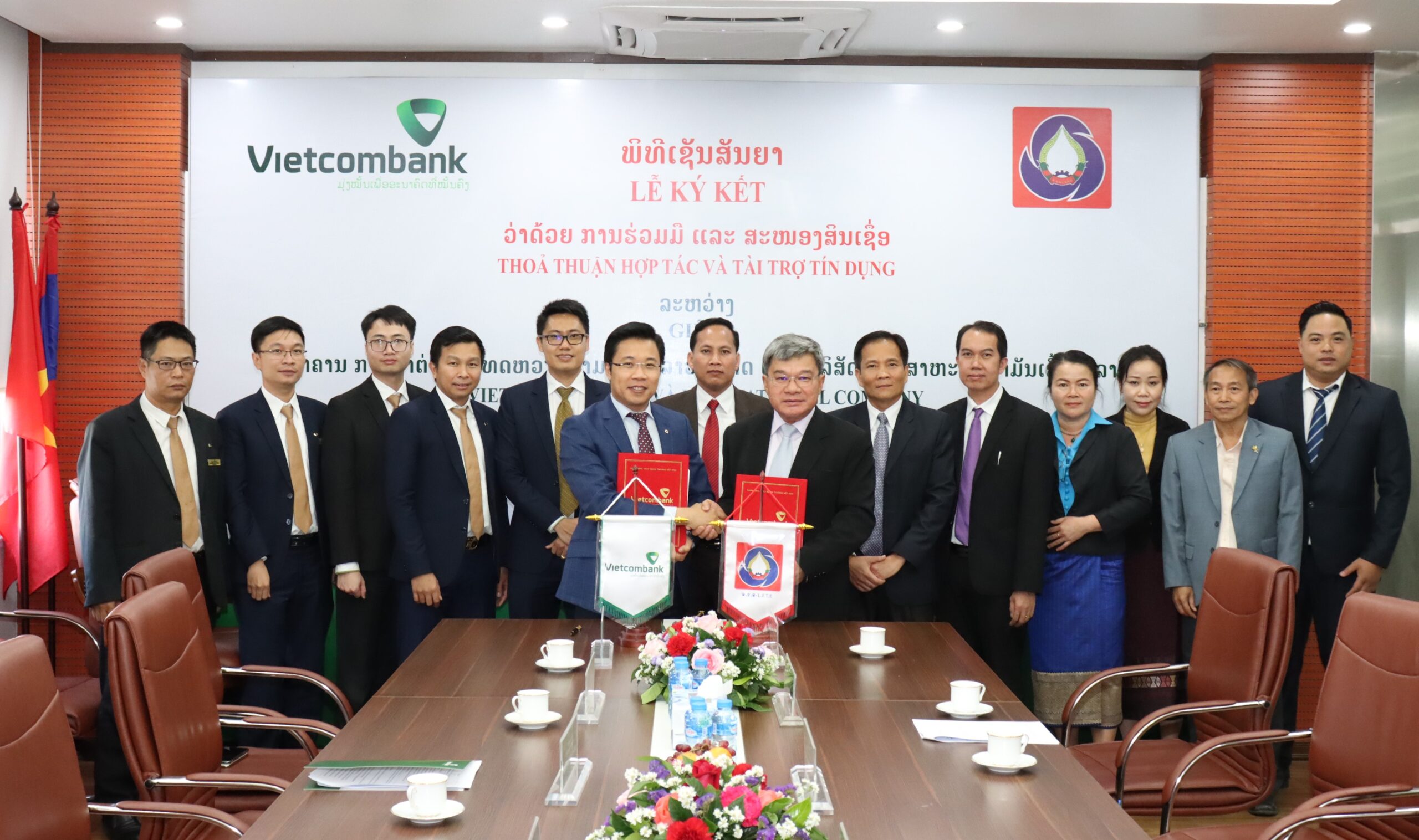 Vietcombank Lào và Tổng Công ty Xăng dầu Nhà nước Lào ký hợp tác tài trợ tín dụng