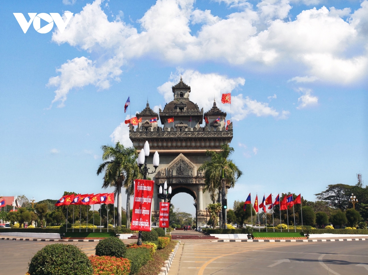 Vientiane rực rỡ cờ hoa trước giờ khai mạc Đại hội 11 Đảng Nhân dân Cách mạng Lào