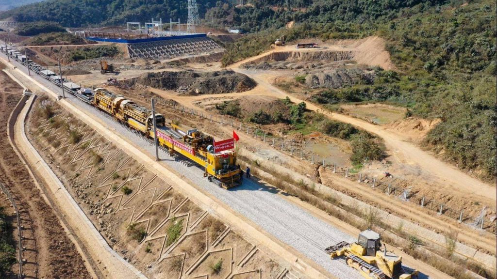 Hoàn thành lắp đặt ray đường sắt Lào-Trung vào giữa năm 2021