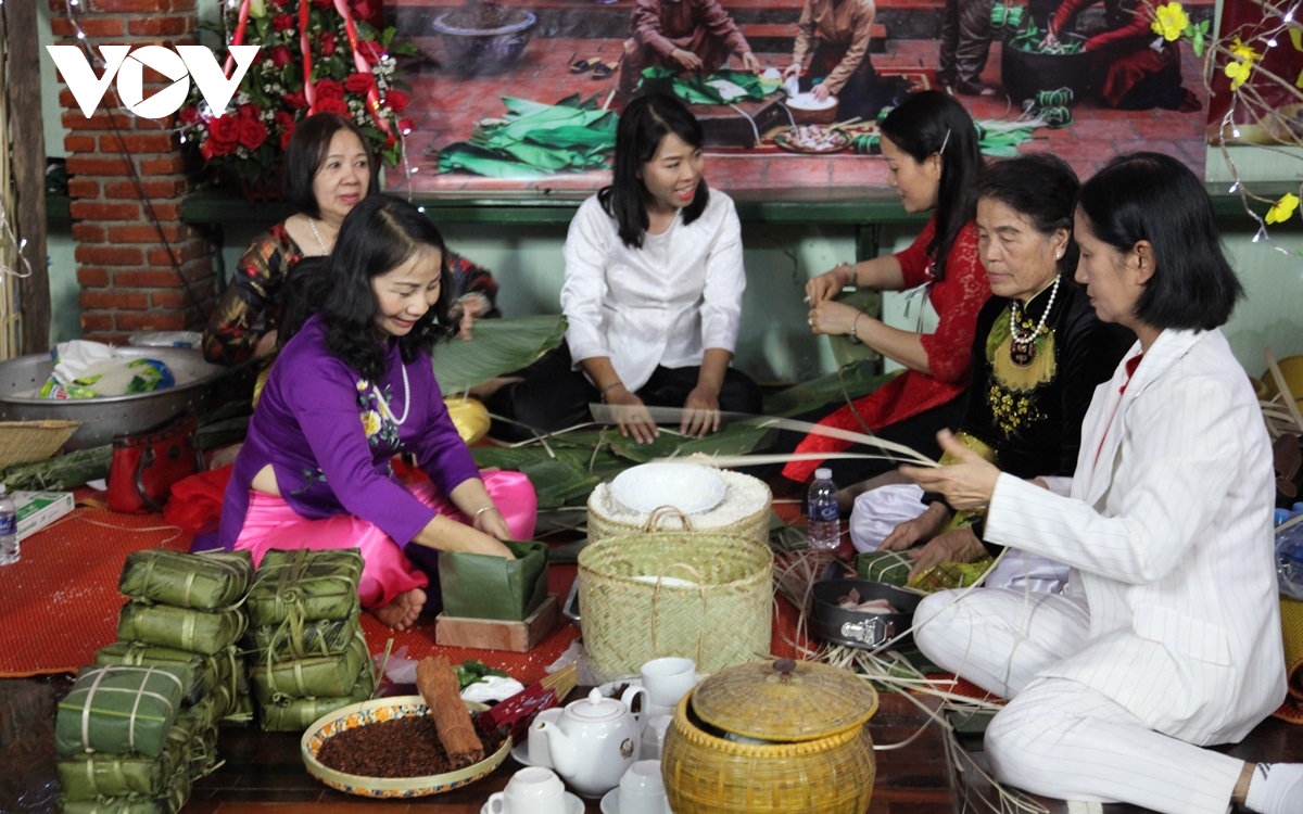 Ngày hội “Gói bánh chưng – gói trọn tình quê hương” của bà con người Việt tại Lào