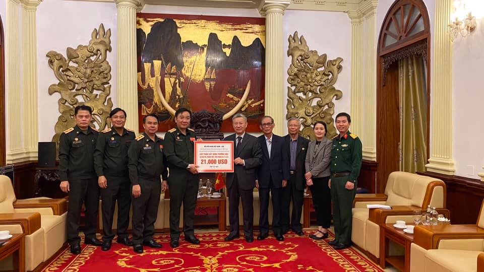 Tặng quà tri ân bạn Lào