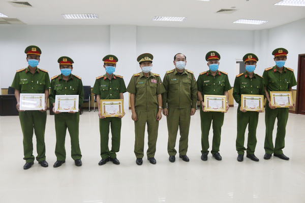 Công an tỉnh Sa Vẳn Na Khẹt (CHDCND Lào) khen thưởng lực lượng chữa cháy chợ Đen Sa Vẳn
