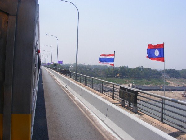 Lào thặng dư thương mại trong năm 2020