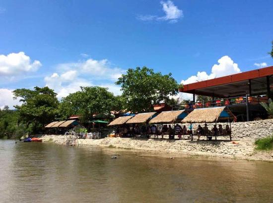 Vang Vieng lo ngại ô nhiễm sông do tình trạng xả rác bừa bãi