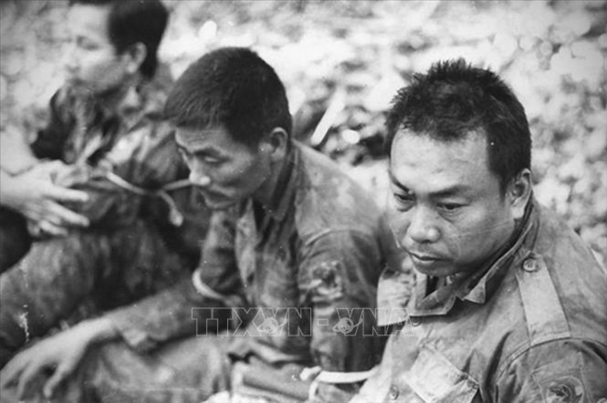 Đại tá Nguyễn Văn Thọ- Lữ đoàn trưởng Lữ đoàn 3 Dù của Ngụy (bên phải) bị quân giải phóng bắt làm tù binh trong Chiến dịch Đường 9-Nam Lào. Ảnh tư liệu BT LS QSVN. 