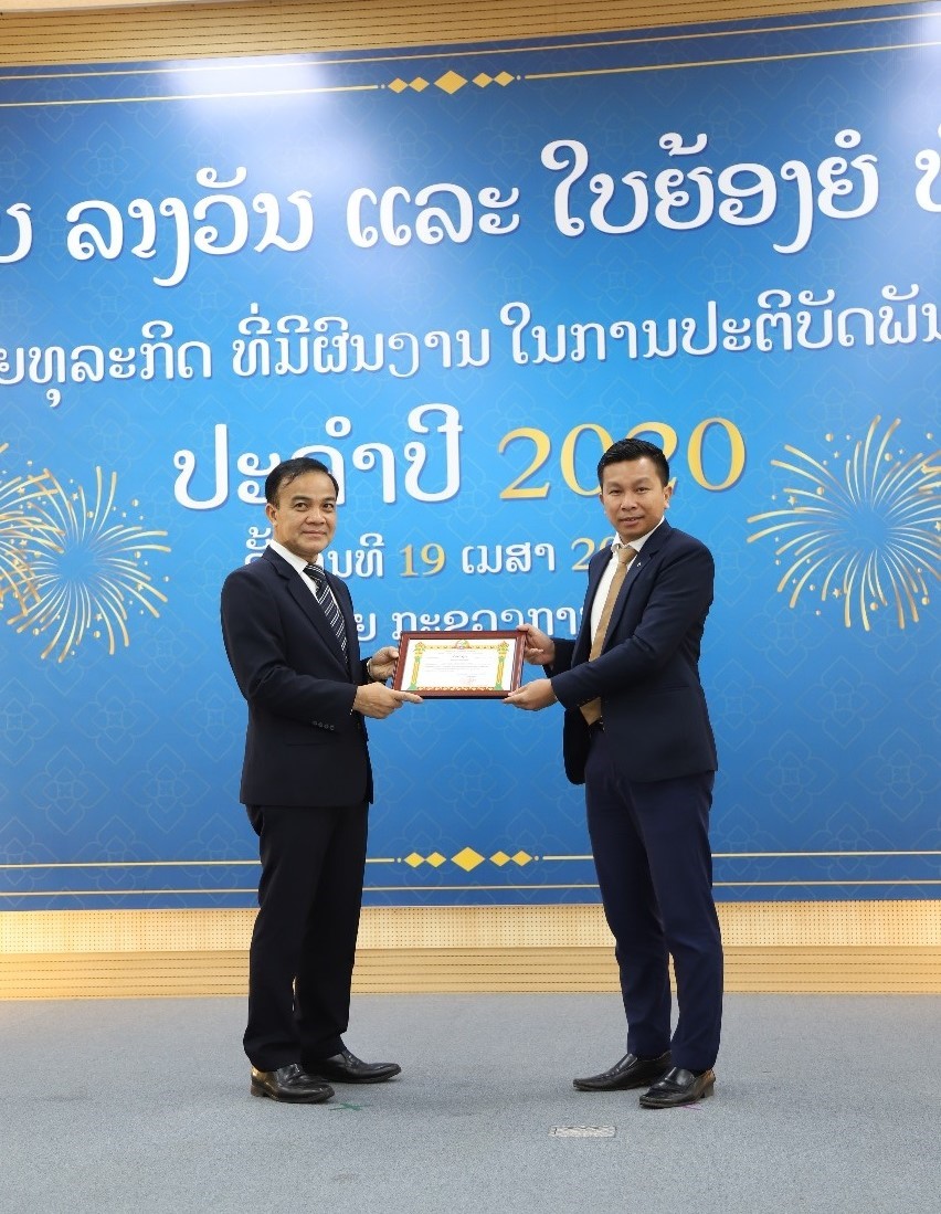 Vietcombank Lào là doanh nghiệp đóng thuế tiểu biểu của Bộ Tài chính Lào năm 2020