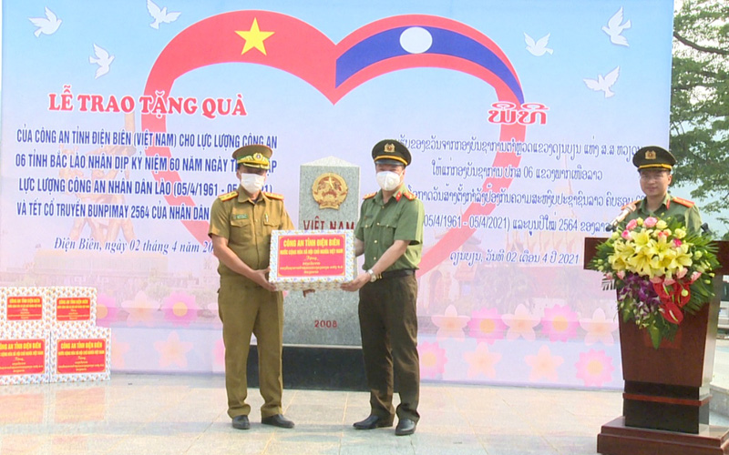 Tặng quà cho Công an sáu tỉnh bắc Lào