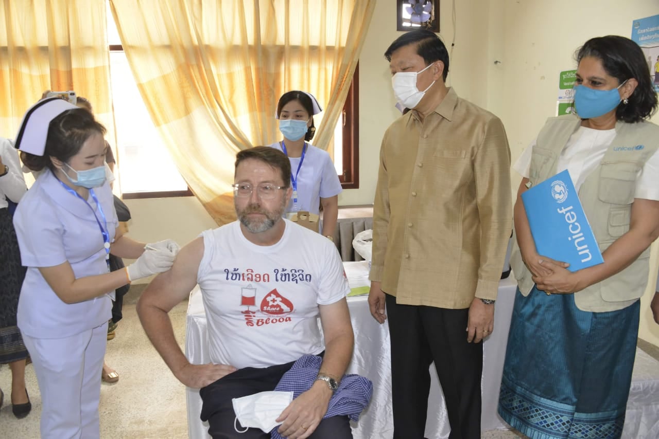 Hơn 4.000 người tại Lào được tiêm vaccine AstraZeneca