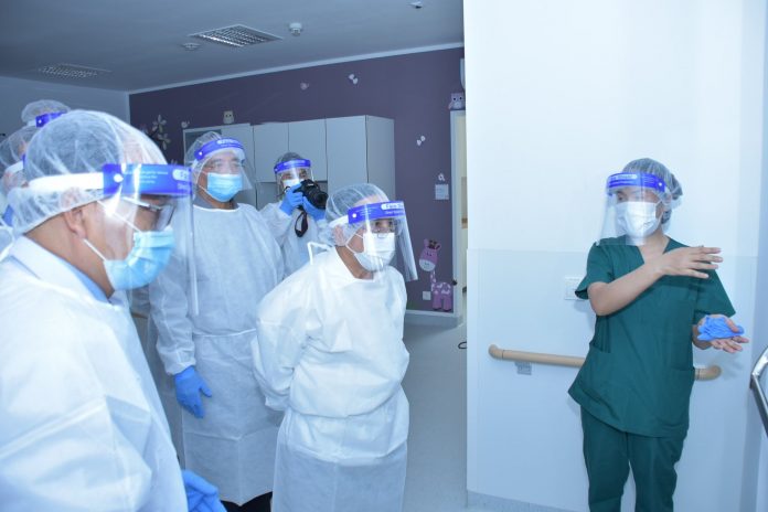 Lào tăng cường giường bệnh, lập bệnh viện dã chiến để ứng phó với Covid-19