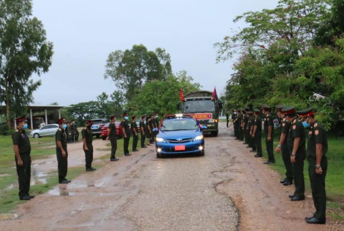 Tiễn đưa hài cốt liệt sĩ chuyên gia và quân tình nguyện Việt Nam hy sinh tại Lào về nước