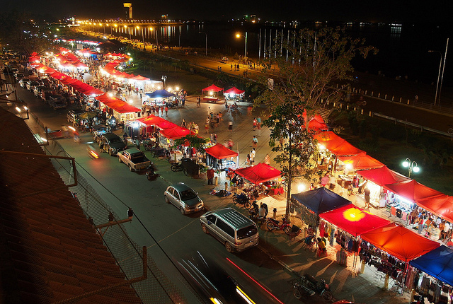 Chợ đêm Vientiane sôi động giai đoạn cận Tết Bun Pimay