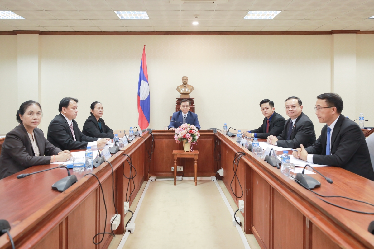 Chủ tịch Quốc hội Lào Saysomphone Phomvihane (giữa)
