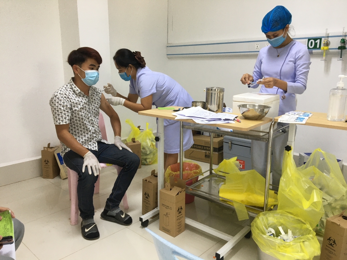 Lào duy trì kế hoạch tiêm chủng vaccine Covid-19