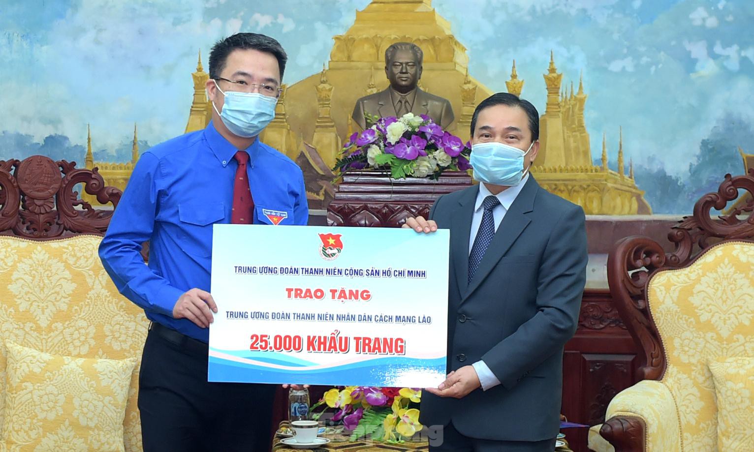 Đoàn Thanh niên Việt Nam hỗ trợ khẩu trang y tế cho Lào