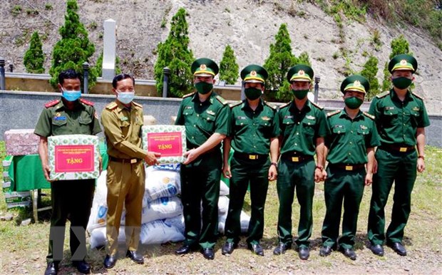 Chúc Tết Bunpimay, trao quà tặng người dân và lực lượng vũ trang Lào