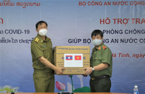 Trao tặng trang thiết bị y tế phòng chống dịch hỗ trợ Bộ Công an Lào
