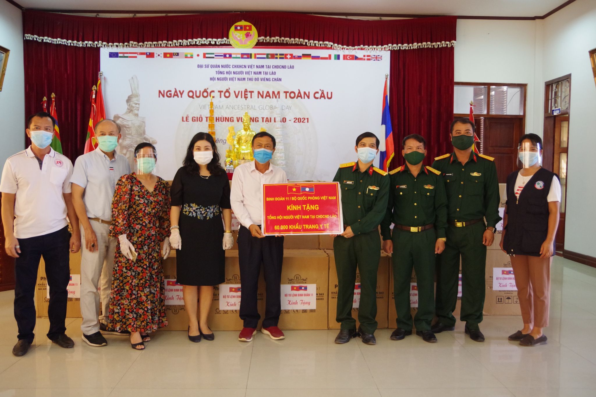 Binh đoàn 11 tặng khẩu trang y tế cho cộng đồng người Việt tại Lào chống dịch Covid-19